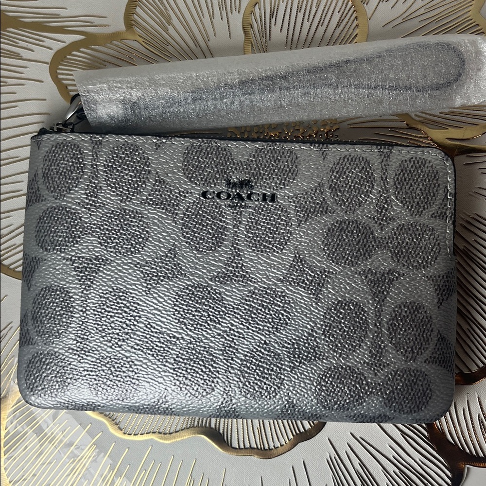 NWT 🩶 Coach Metallic Silver Wristlet 🩶 - Picture 6 of 10